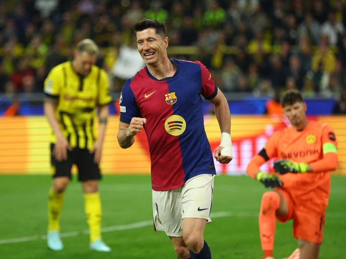Soccer Football - Champions League - Quarter Final - Second Leg - Borussia Dortmund v FC Barcelona - Signal Iduna Park, Dortmund, Germany - April 15, 2025 FC Barcelona's Robert Lewandowski celebrates their first goal, an own goal scored by Borussia Dortmund's Ramy Bensebaini REUTERS/Thilo Schmuelgen