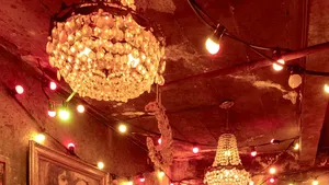10 Foto Rumah Mewah Lenny Kravitz di Paris, Dilengkapi Klub Bawah Tanah