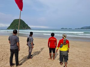 Dua Remaja Banyuwangi Terseret Ombak Pulau Merah Saat Asyik Berenang Dua Remaja Banyuwangi Terseret Ombak Pulau Merah Saat Asyik Berenang