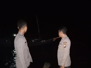 Kapal Bawa 8 Penumpang Terbalik di Selayar, Seluruh Korban Selamat Kapal Bawa 8 Penumpang Terbalik di Selayar, Seluruh Korban Selamat