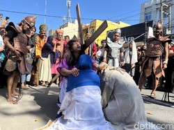Melihat Tablo Jalan Salib di Gereja Katolik Paroki Santo Paulus Medan