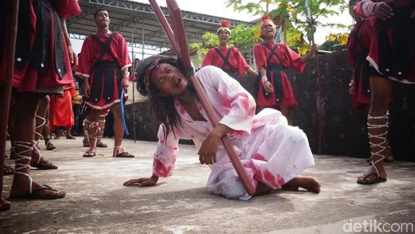 Momen Jalan Salib di Tarakan Gugah Emosi Jemaat dan Pemeran