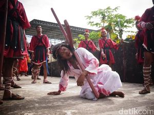 Momen Jalan Salib di Tarakan Gugah Emosi Jemaat dan Pemeran
