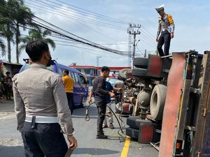 Truk Muatan Bumbu Kemasan Terguling di Jalan Siliwangi Cibadak Truk Muatan Bumbu Kemasan Terguling di Jalan Siliwangi Cibadak