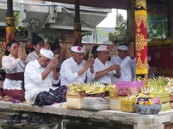 Diguyur Hujan, Piodalan di Padmasana Kantor Bupati Bangli Berlangsung Khidmat