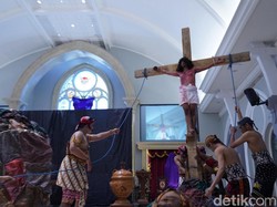 Gereja Katolik Santo Vincentius Gelar Visualisasi Jalan Salib Budaya Jawa