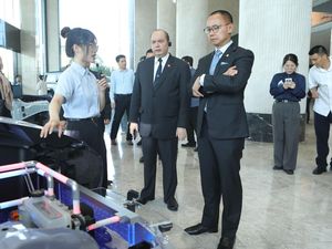 Kunjungi Pabrik BYD, Eddy Soeparno Harap Teknologi China Bisa Diikuti RI Kunjungi Pabrik BYD, Eddy Soeparno Harap Teknologi China Bisa Diikuti RI