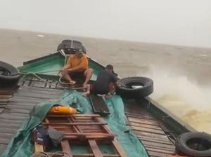 Speedboat Tenggelam Dihantam Ombak di Padang Tikar, 3 Orang Hilang Speedboat Tenggelam Dihantam Ombak di Padang Tikar, 3 Orang Hilang