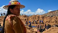 Aksi Seniman Memahat Adegan Alkitab di Bukit Pasir Bolivia