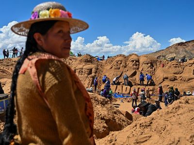 Aksi Seniman Memahat Adegan Alkitab di Bukit Pasir Bolivia