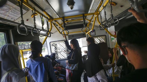Sejumlah penumpang memadati Halte Transjakarta Bundaran HI, Sabtu (19/4/2025).  Pemprov DKI Jakarta akan menggratiskan transportasi biasa  pada tanggal 21 dan 24 April mendatang. Hal itu bertepatan dengan Hari Kartini dan Hari Transportasi Nasional.