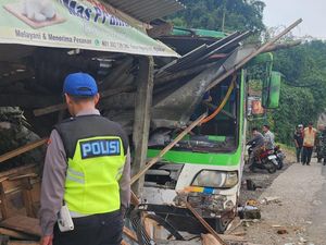 Bus Tabrak Pemotor hingga Warung Bensin di Magelang, 1 Orang Tewas Bus Tabrak Pemotor hingga Warung Bensin di Magelang, 1 Orang Tewas
