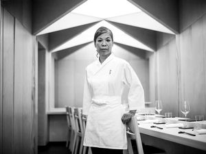 Chef Sushi Ini Berjuang Raih Bintang Michelin Demi Mendiang Suami Chef Sushi Ini Berjuang Raih Bintang Michelin Demi Mendiang Suami