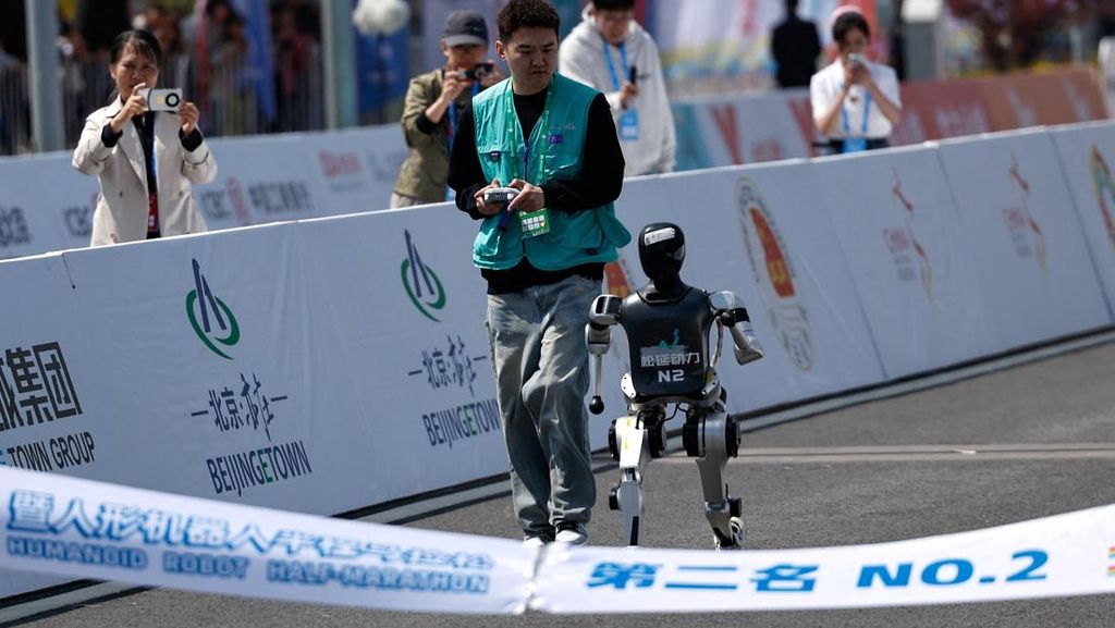 China Gelar Half-Marathon Robot Humanoid Pertama di Dunia, Begini Potretnya China Gelar Half-Marathon Robot Humanoid Pertama di Dunia, Begini Potretnya
