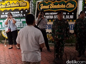 Video: Tutup Peti, Hotma Sitompul Dimakamkan Secara Militer