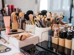 Bolehkah Salat dengan Makeup Pengantin? Ini Penjelasan Hukumnya
