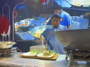 Aksi King Abdi Makan Ekstrem hingga Masak Banyak di Gresik Aksi King Abdi Makan Ekstrem hingga Masak Banyak di Gresik