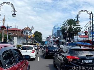 Jalanan Bandung yang Ramai Saat Libur Panjang Jalanan Bandung yang Ramai Saat Libur Panjang