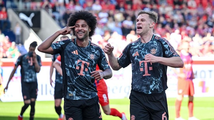 Liga Jerman Heidenheim, Germany - April 19: Joshua Kimmich of Bayern Muenchen celebrates after scoring his teams fourth goal with teammates during the Bundesliga match between 1. FC Heidenheim 1846 and FC Bayern München at Voith Arena on April 19, 2025 in Heidenheim, Germany. (Photo by Harry Langer/DeFodi Images/DeFodi via Getty Images) ,