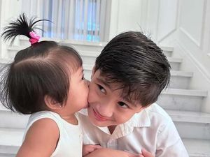 7 Potret Gemas Rafathar dan Lily, Saling Kasih Ciuman 7 Potret Gemas Rafathar dan Lily, Saling Kasih Ciuman
