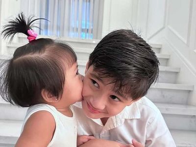 7 Potret Gemas Rafathar dan Lily, Saling Kasih Ciuman
