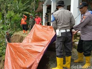 Warga Trenggalek Terdampak Longsor Mengungsi ke Tempat Aman