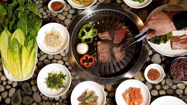 Makan Korean BBQ, Pria Ini Temukan Daun Selada Sisa Dicuci Lagi
