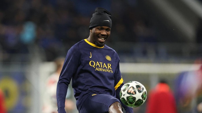 Soccer Football - Champions League - Quarter Final - Second Leg - Inter Milan v Bayern Munich - San Siro, Milan, Italy - April 16, 2025 Inter Milans Marcus Thuram during the warm up before the match REUTERS/Claudia Greco