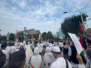 Aksi Damai Bela Palestina di Surabaya, Ribuan Massa Padati Taman Apsari Aksi Damai Bela Palestina di Surabaya, Ribuan Massa Padati Taman Apsari