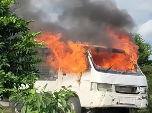 Apes Kakak Adik di Buton Diamuk Massa-Mobil Dibakar Usai Kepergok Curi Sapi Apes Kakak Adik di Buton Diamuk Massa-Mobil Dibakar Usai Kepergok Curi Sapi