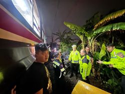 Ban Terselip di Rel, Livina Baru Keluar Bengkel Remuk Dihantam KRL di Bogor