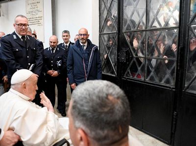 Momen Paus Fransiskus Kunjungi Penjara Roma, Bawa Pesan Paskah