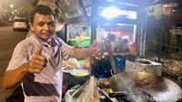 Mantul! Cicip Nasi Goreng Tektek Bang Boim yang Perlu Antre 1,5 Jam