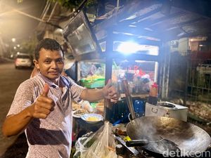 Mantul! Cicip Nasi Goreng Tektek Bang Boim yang Perlu Antre 1,5 Jam