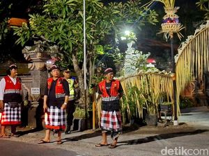Pecalang Turut Jaga Malam Paskah di Sejumlah Gereja di Bali Pecalang Turut Jaga Malam Paskah di Sejumlah Gereja di Bali
