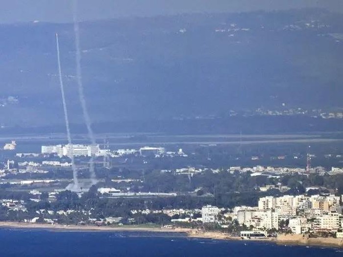Pertahanan udara Iron Dome diaktifkan untuk mencegat serangan udara yang melanda Israel This picture taken from the northern Israeli port city of Haifa shows rockets fired from Israels Iron Dome air defense system near the northern Israeli city of Acro. (File photo: AFP)