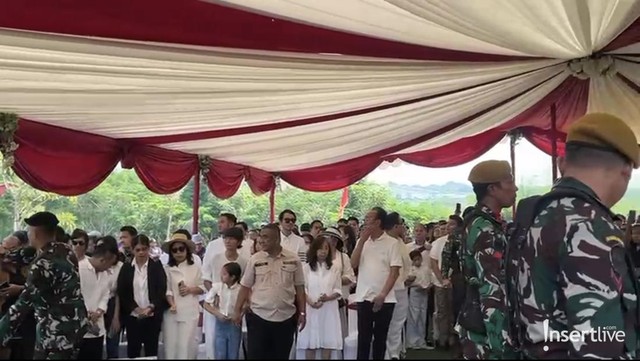 Kabar Terkini Artis dari InsertLive : Hotma Sitompul Dimakamkan Secara Militer Berkat Jasanya
