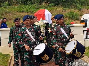 Pemakaman Hotma Sitompoel Dihadiri Banyak Orang: Semua Ingat Jasanya Pemakaman Hotma Sitompoel Dihadiri Banyak Orang: Semua Ingat Jasanya