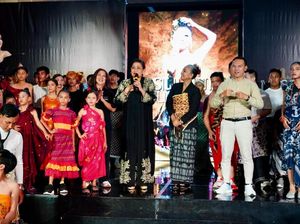Ketua Dekranasda Putri Koster Buka Fashion Show Swarna Nusantara Ketua Dekranasda Putri Koster Buka Fashion Show Swarna Nusantara