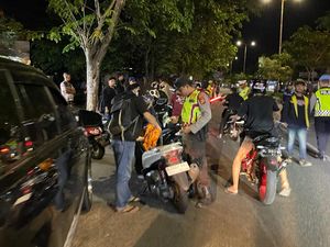 Polisi Amankan 30 Motor-10 Botol Miras saat Razia Balap Liar di Banda Aceh Polisi Amankan 30 Motor-10 Botol Miras saat Razia Balap Liar di Banda Aceh