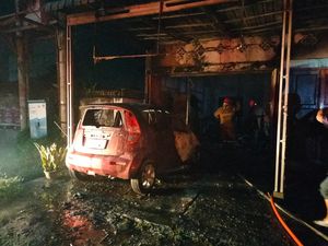 Ruko di Tebing Tinggi Terbakar Akibat Tumpahan Parfum Laundry, 2 Orang Luka Ruko di Tebing Tinggi Terbakar Akibat Tumpahan Parfum Laundry, 2 Orang Luka