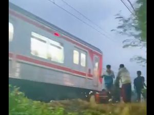 Mobil Tertabrak KRL saat Lewati Pelintasan di Bogor Mobil Tertabrak KRL saat Lewati Pelintasan di Bogor