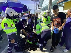 Kaki Remaja Ini Tersangkut di Jeruji Drainase Saat Festival Songkran
