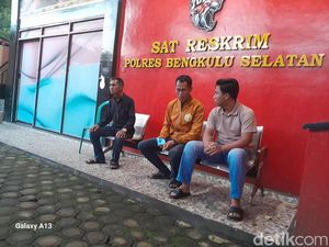 Mobil Cawabup Bengkulu Selatan Diadang-Digeledah Saat Hadiri Acara Pernikahan Mobil Cawabup Bengkulu Selatan Diadang-Digeledah Saat Hadiri Acara Pernikahan