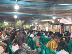 Umat Tumpah Ruah Ikuti Misa Malam Paskah di Labuan Bajo