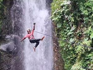 Menikmati Keseruan Canyoneering di Curug Dayang Sumbi Subang Menikmati Keseruan Canyoneering di Curug Dayang Sumbi Subang