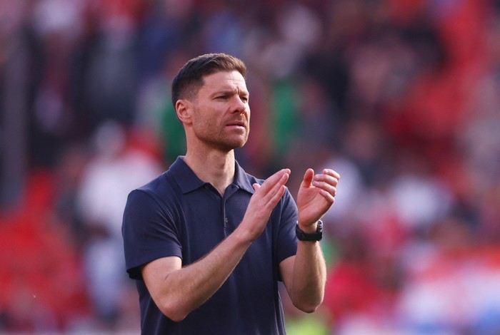 Xabi Alonso Soccer Football - Bundesliga - Bayer Leverkusen v 1. FC Union Berlin - BayArena, Leverkusen, Germany - April 12, 2025 Bayer Leverkusen coach Xabi Alonso applauds fans after the match REUTERS/Thilo Schmuelgen DFL REGULATIONS PROHIBIT ANY USE OF PHOTOGRAPHS AS IMAGE SEQUENCES AND/OR QUASI-VIDEO.