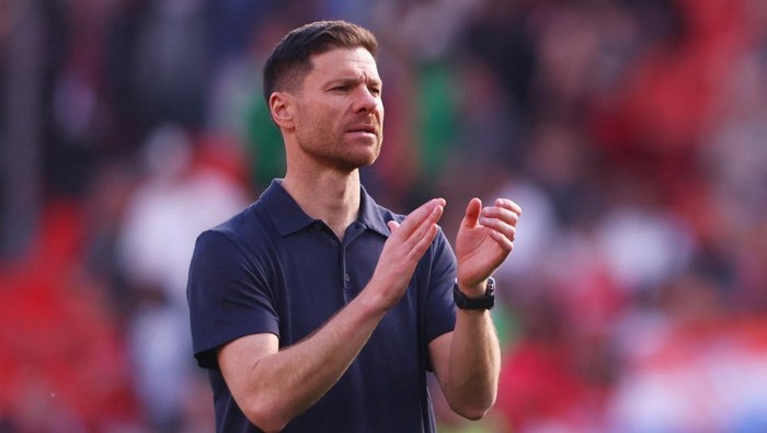 Soccer Football - Bundesliga - Bayer Leverkusen v 1. FC Union Berlin - BayArena, Leverkusen, Germany - April 12, 2025 Bayer Leverkusen coach Xabi Alonso applauds fans after the match REUTERS/Thilo Schmuelgen DFL REGULATIONS PROHIBIT ANY USE OF PHOTOGRAPHS AS IMAGE SEQUENCES AND/OR QUASI-VIDEO.