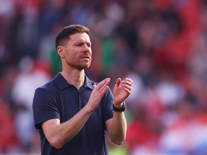 Soccer Football - Bundesliga - Bayer Leverkusen v 1. FC Union Berlin - BayArena, Leverkusen, Germany - April 12, 2025 Bayer Leverkusen coach Xabi Alonso applauds fans after the match REUTERS/Thilo Schmuelgen DFL REGULATIONS PROHIBIT ANY USE OF PHOTOGRAPHS AS IMAGE SEQUENCES AND/OR QUASI-VIDEO.