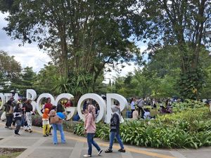 Hari Libur Paskah, Alun-alun Kota Bogor Ramai Dikunjungi Warga Hari Libur Paskah, Alun-alun Kota Bogor Ramai Dikunjungi Warga